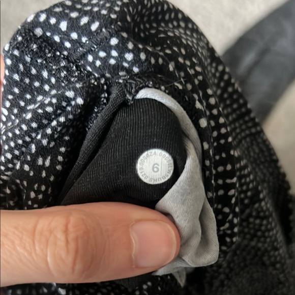 LULULEMON ALIGN SZ 6 Black and White Patterned Leggings - Picture 3 of 3
